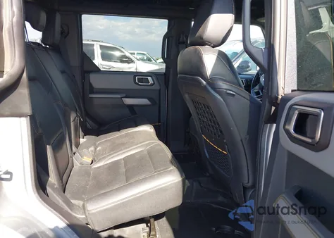 2023 Ford Bronco Base z USA, uszkodzony, nr VIN 1FMEE5DH1PLB80694